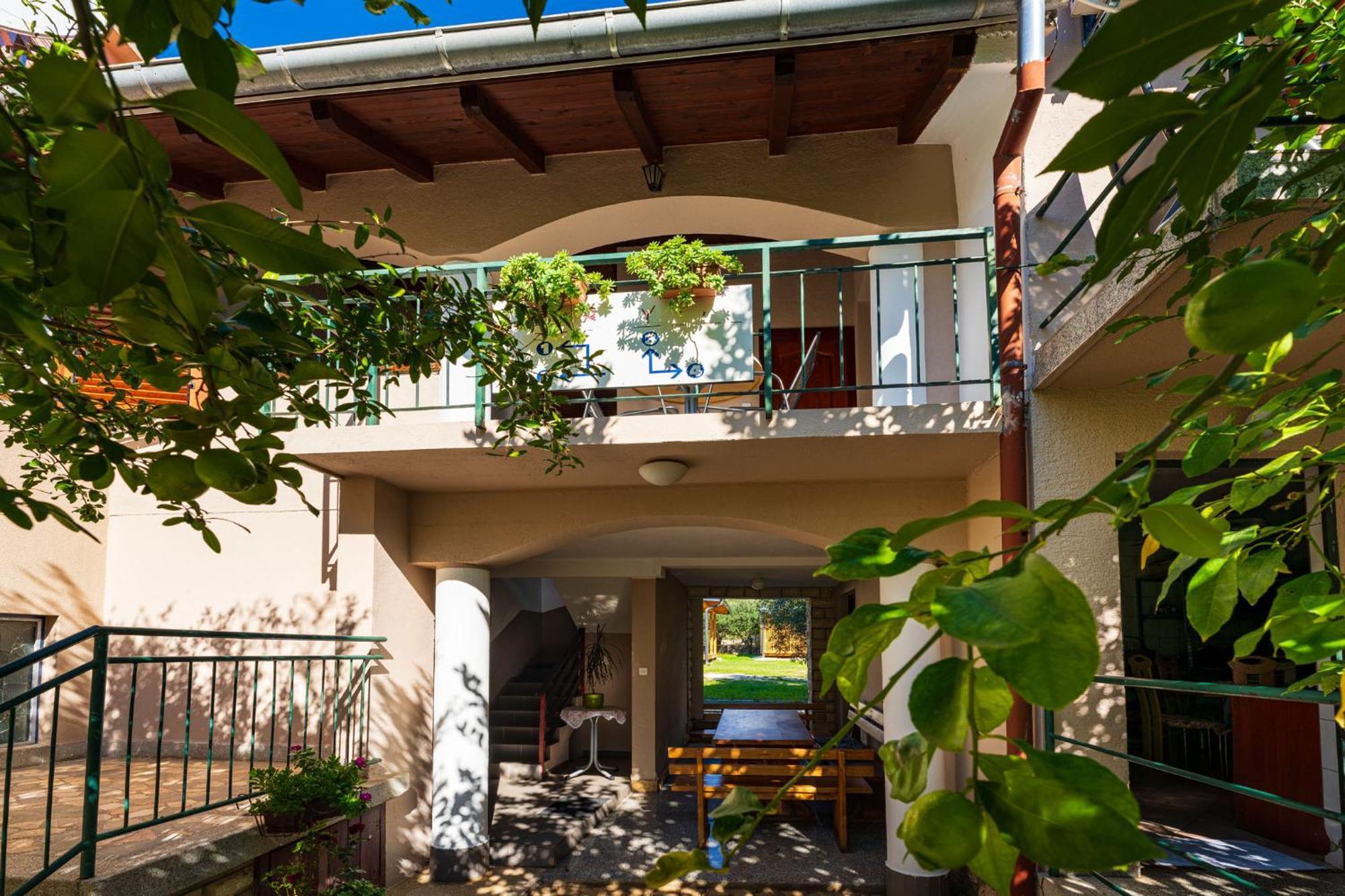 Apartments Adriana สตารีกราด-ปาเคลนีซา ภายนอก รูปภาพ