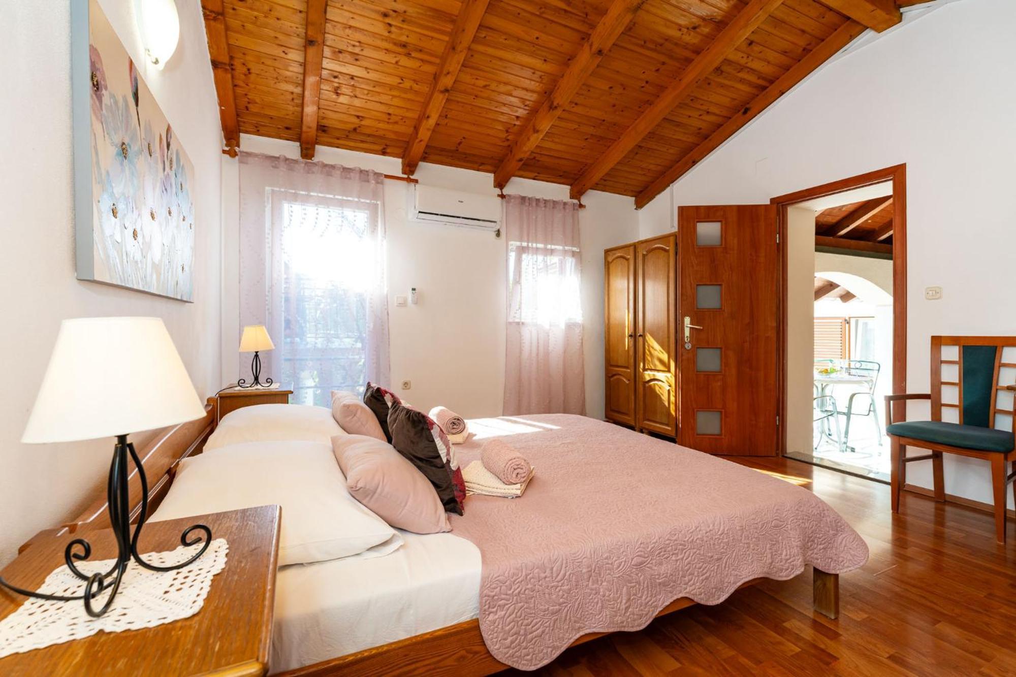 Apartments Adriana สตารีกราด-ปาเคลนีซา ภายนอก รูปภาพ